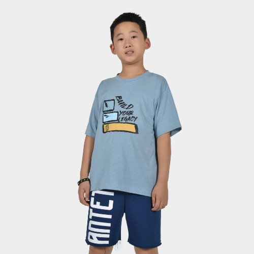 Kids' T-shirt Build your Legacy House Dusty Blue Front Model thumb