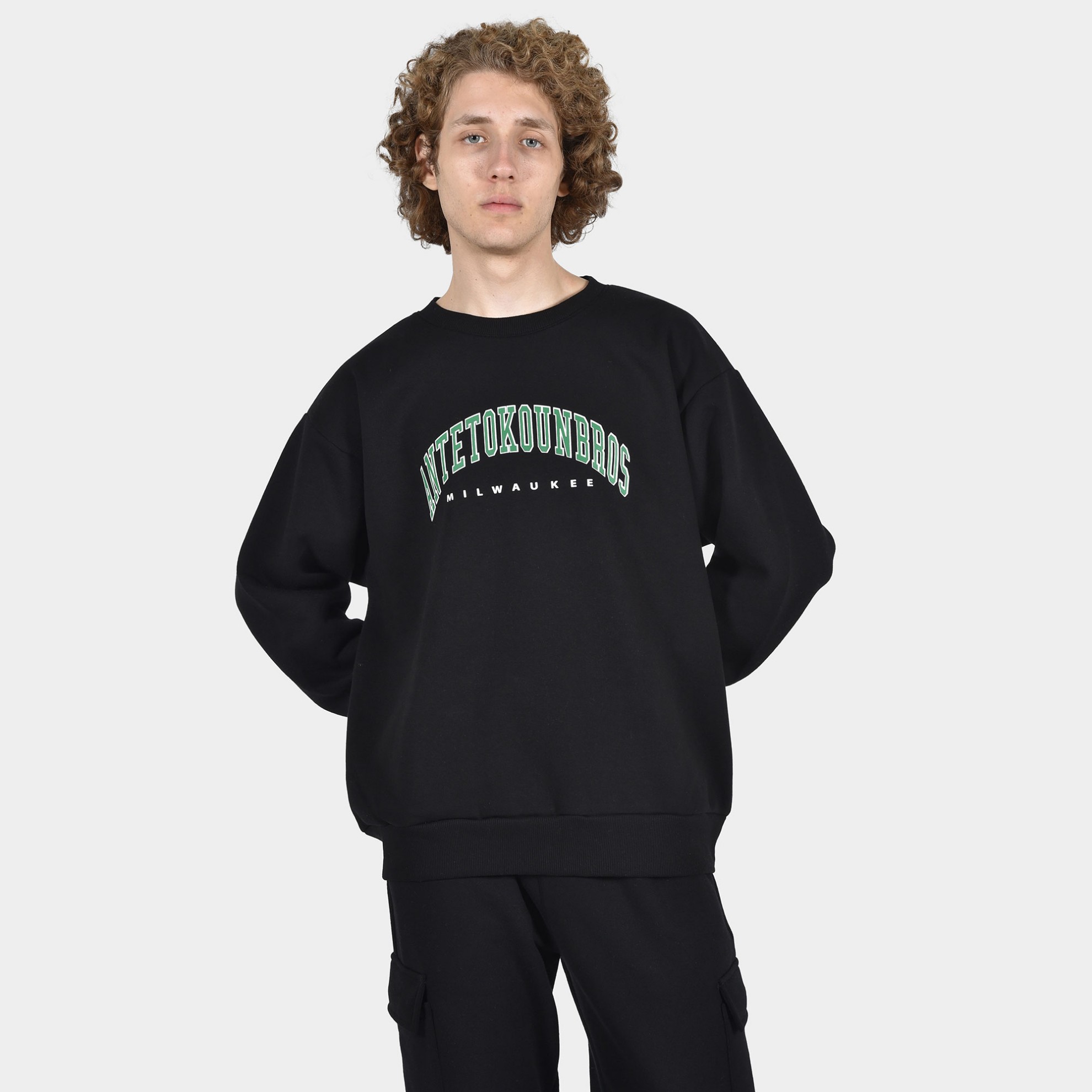 ANTETOKOUNBROS Men's Oversized Sweatshirt Varsity Milwaukee Black Front