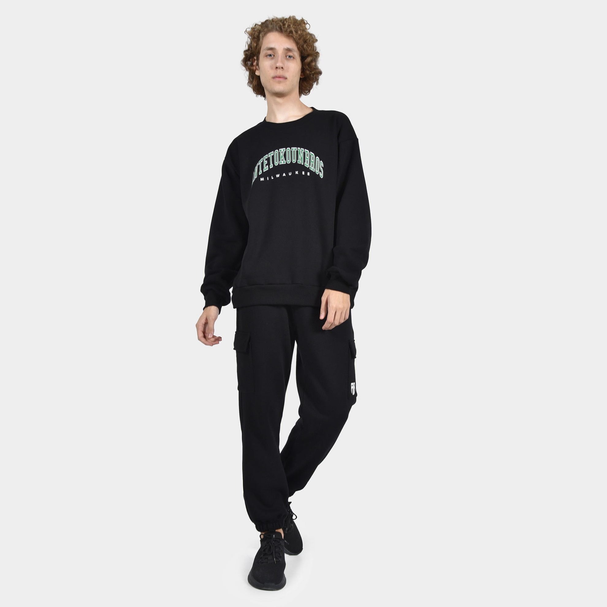 ANTETOKOUNBROS Men's Oversized Sweatshirt Varsity Milwaukee Black Model Front