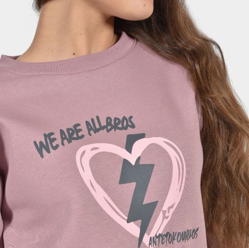 Kids' Sweatshirt Heart Dusty Rose Model closer Detail| Antetokounbros  thumb